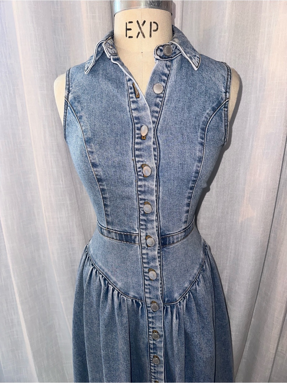 Avec Les Filles Sleeveless Button-Front Denim Midi Dress in Blue - Picture 3 of 12